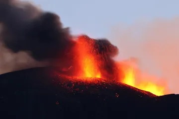 Etna se probudila! Lava izlazi iz najvi&scaron;eg aktivnog vulkana u Europi: Brojni avioni spu&scaron;teni na zemlju