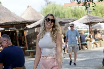 Svi su gledali u noge nasmijane plavu&scaron;e: Kad vidite fotografiju, bit će vam jasno i za&scaron;to