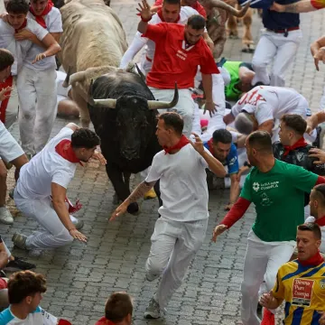 Pogledajte ove scene! Počeo festival u Pamploni: Stotine bježale pred bikovima, petero ozlijeđenih