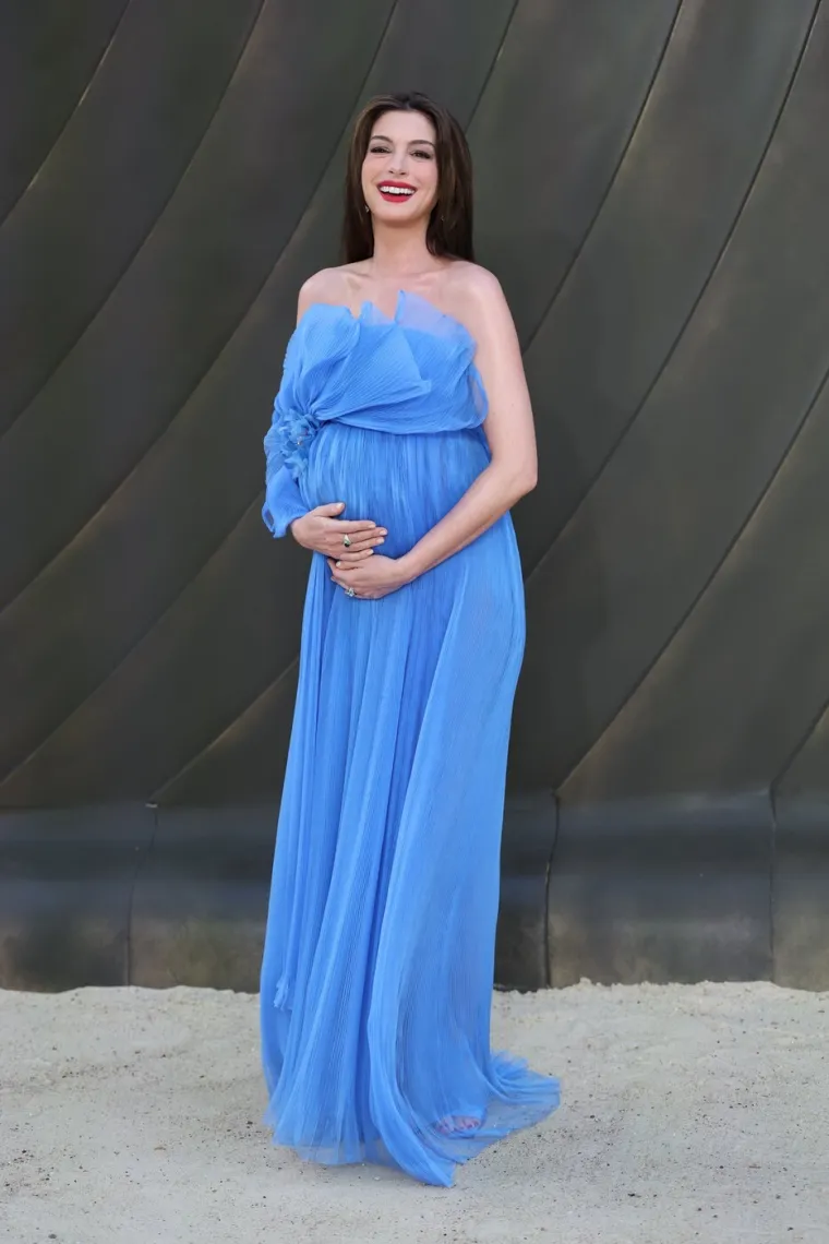 Trudna 43-godi&scaron;nja Anne Hathaway zablistala na premijeri 'Odiseje' i zasjenila mlađe glumice