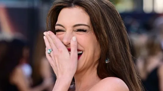 Trudna 43-godi&scaron;nja Anne Hathaway zablistala na premijeri 'Odiseje' i zasjenila mlađe glumice