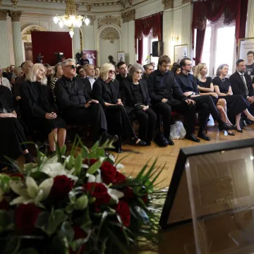 Emotivni prizori iz HNK-a: Kolege, prijatelji i suradnici oprostili se od Zrinka Ogreste
