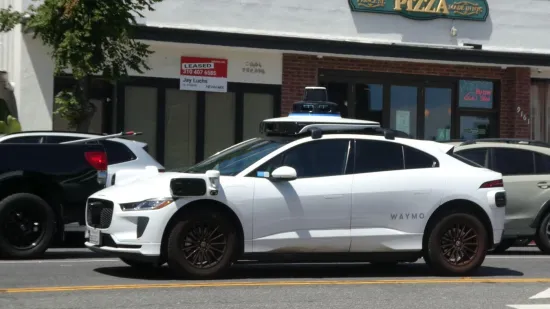 Pijani tinejdžeri krenuli u ludu vožnju, a robotaksi ih izdao: Zavr&scaron;ili ravno u rukama policije