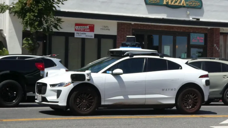Pijani tinejdžeri krenuli u ludu vožnju, a robotaksi ih izdao: Zavr&scaron;ili ravno u rukama policije