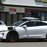 Pijani tinejdžeri krenuli u ludu vožnju, a robotaksi ih izdao: Zavr&scaron;ili ravno u rukama policije