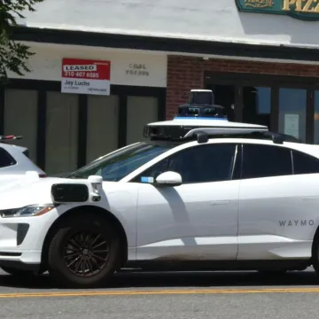 Pijani tinejdžeri krenuli u ludu vožnju, a robotaksi ih izdao: Zavr&scaron;ili ravno u rukama policije