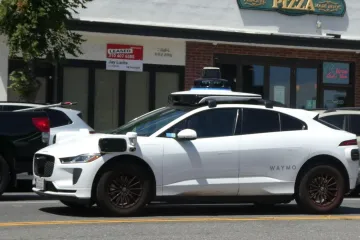 Pijani tinejdžeri krenuli u ludu vožnju, a robotaksi ih izdao: Zavr&scaron;ili ravno u rukama policije