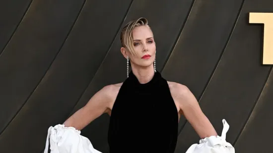 Charlize Theron u toplesu raspametila pratitelje: Nosila je samo dijamantne nau&scaron;nice