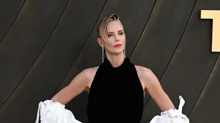 Charlize Theron u toplesu raspametila pratitelje: Nosila je samo dijamantne nau&scaron;nice