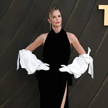 Charlize Theron u toplesu raspametila pratitelje: Nosila je samo dijamantne nau&scaron;nice