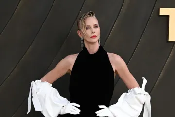 Charlize Theron u toplesu raspametila pratitelje: Nosila je samo dijamantne nau&scaron;nice