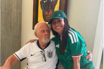 Anthony Hopkins u dresu &scaron;okirao navijače: 'Zar si postao Englez ili senilan?'