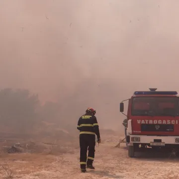 Opet gori kod Trogira: Vatra planula uz prugu, nagađa se o uzroku