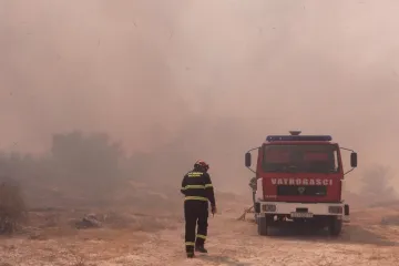 Opet gori kod Trogira: Vatra planula uz prugu, nagađa se o uzroku