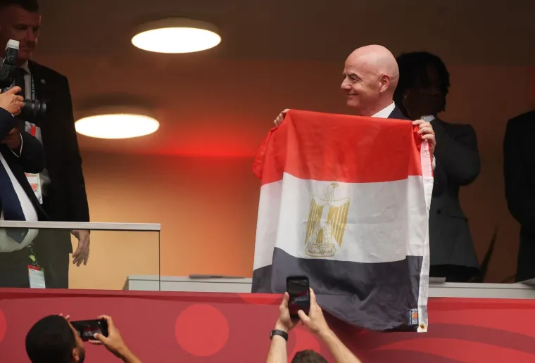 Ima li kraja cirkusu? Pogledajte kako je Infantino paradirao i pozirao s egipatskom zastavom