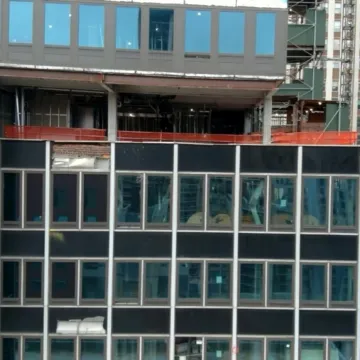 Popustila konstrukcija nebodera na Manhattanu, ulicu zasule cigle: 'Zgrada se i dalje pomiče'