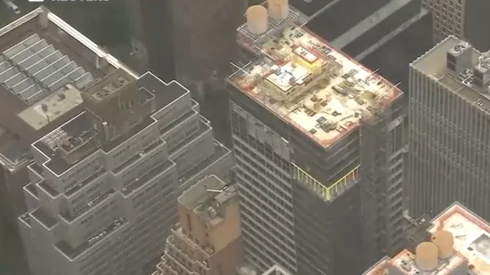 Pogled iz zraka na neboder na Manhattanu, ulicu zasule cigle: 'Zgrada se i dalje pomiče'