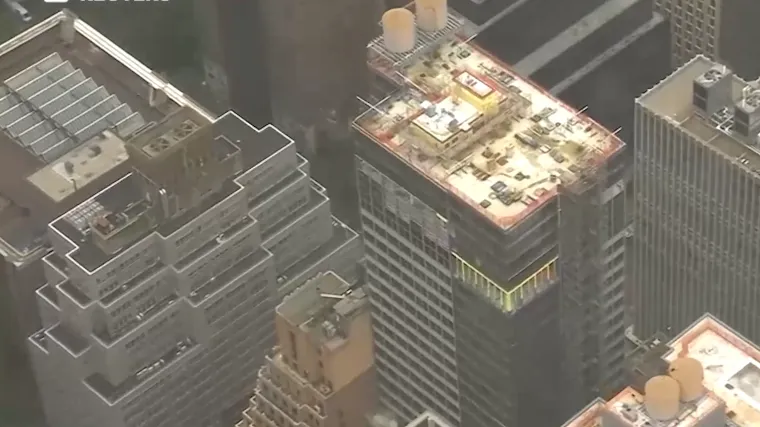 Pogled iz zraka na neboder na Manhattanu, ulicu zasule cigle: 'Zgrada se i dalje pomiče'