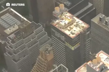 Pogled iz zraka na neboder na Manhattanu, ulicu zasule cigle: 'Zgrada se i dalje pomiče'
