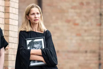 Suze, tuga i jecaji: Brojni poznati ispratili Zrinka Ogrestu na posljednji počinak