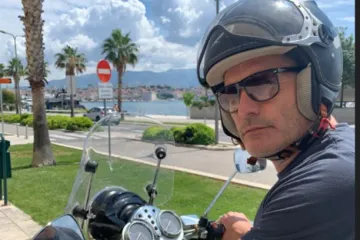 Motor, Korčula, miris mora i borova je sve &scaron;to mu treba: 'Mobitel ostavim doma, &scaron;ta će mi?'