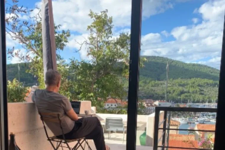 Motor, Korčula, miris mora i borova je sve &scaron;to mu treba: 'Mobitel ostavim doma, &scaron;ta će mi?'