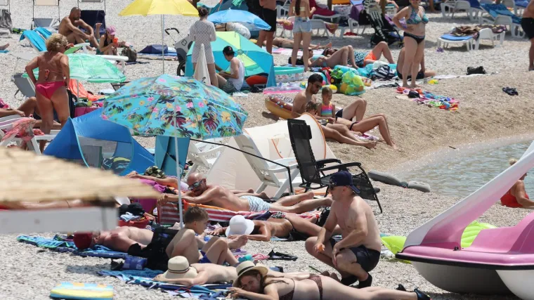 Primo&scaron;tenska plaža pravi je hit: Suncobrani otvoreni, more puno, a obala kao razglednica