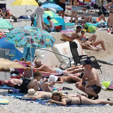 Primo&scaron;tenska plaža pravi je hit: Suncobrani otvoreni, more puno, a obala kao razglednica