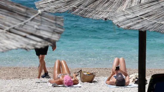 Primo&scaron;tenska plaža pravi je hit: Suncobrani otvoreni, more puno, a obala kao razglednica