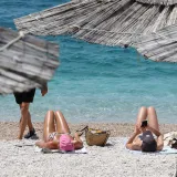 Primo&scaron;tenska plaža pravi je hit: Suncobrani otvoreni, more puno, a obala kao razglednica