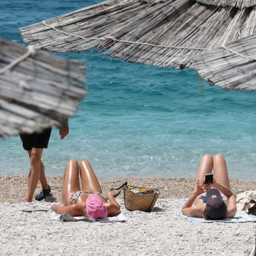 Primo&scaron;tenska plaža pravi je hit: Suncobrani otvoreni, more puno, a obala kao razglednica