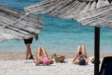 Primo&scaron;tenska plaža pravi je hit: Suncobrani otvoreni, more puno, a obala kao razglednica