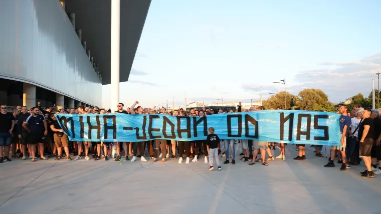 Navijači Osijeka održali prosvjed ispred Opus Arene u znak podr&scaron;ke legendi kluba