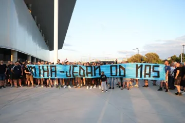 Navijači Osijeka održali prosvjed ispred Opus Arene u znak podr&scaron;ke legendi kluba