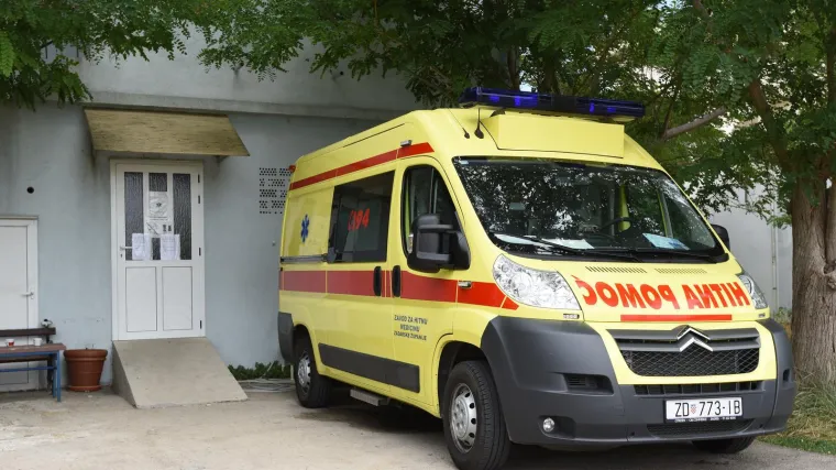 Mladić izboden nožem na Pagu, hitno je operiran! Oglasila se policija