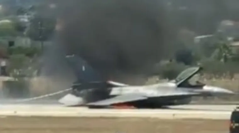 Borbeni avion F-16 prisilno sletio i zapalio se: Pogledajte snimku
