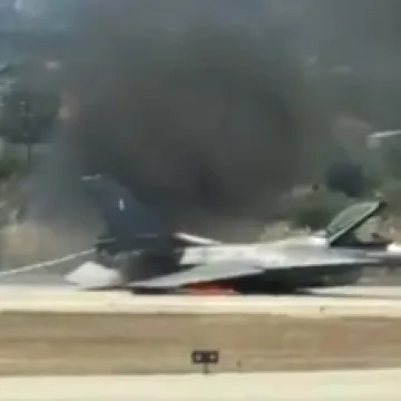 Borbeni avion F-16 prisilno sletio i zapalio se: Pogledajte snimku