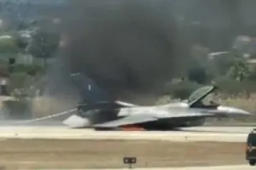 Borbeni avion F-16 prisilno sletio i zapalio se: Pogledajte snimku