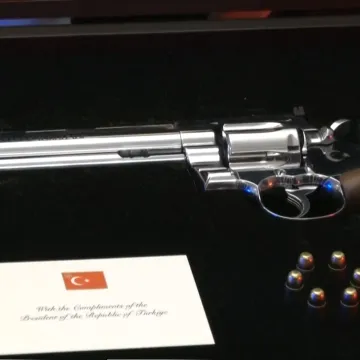 Kako oružje ulazi u RH? Milanovićev revolver preuzela Služba za protokol, ovo je daljnja procedura