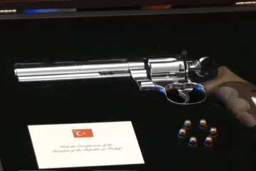 Kako oružje ulazi u RH? Milanovićev revolver preuzela Služba za protokol, ovo je daljnja procedura