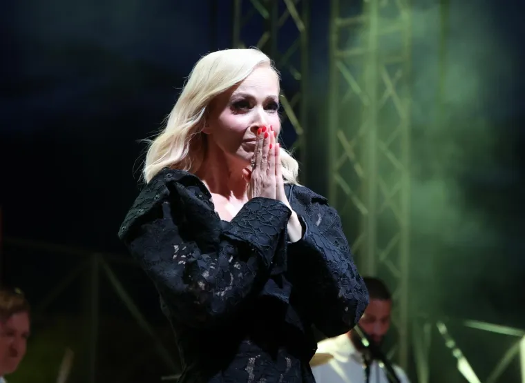 Ludilo na Tvrđavi sv. Mihovila: Jelena Rozga raspametila &Scaron;ibenik i pokazala vitku liniju