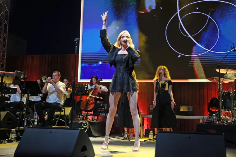 Ludilo na Tvrđavi sv. Mihovila: Jelena Rozga raspametila &Scaron;ibenik i pokazala vitku liniju