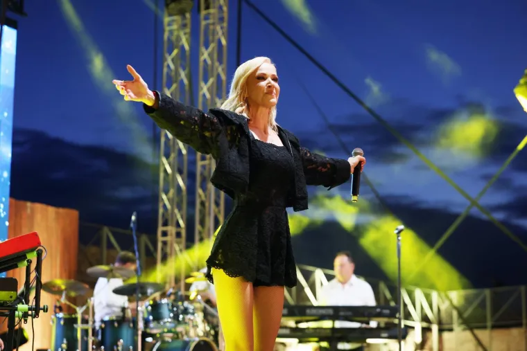 Ludilo na Tvrđavi sv. Mihovila: Jelena Rozga raspametila &Scaron;ibenik i pokazala vitku liniju