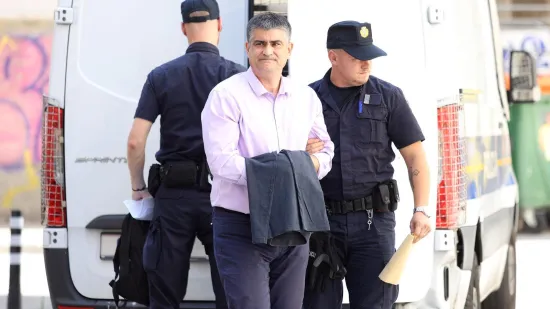 Uhićeni gradonačelnik stigao na ispitivanje: Pogledajte kako je iza&scaron;ao iz marice