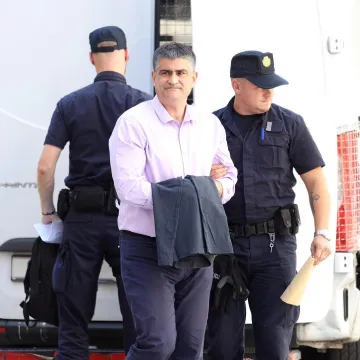 Uhićeni gradonačelnik stigao na ispitivanje: Pogledajte kako je iza&scaron;ao iz marice