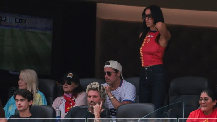 Brad Pitt pravi je kit: S predivnom je ženom gledao utakmicu, a jedan detalj na njemu zbunio je sve
