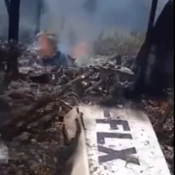 Avion se sru&scaron;io u grmlje, svi su poginuli: &Scaron;iri se snimka, ostala je samo olupina