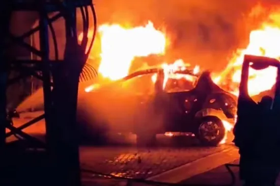 Vatrogasci objavili dramatičnu snimku: Pogledajte kako je vatra gutala auto u Podstrani