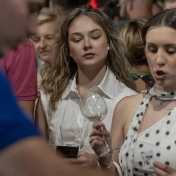 Vina i umjetnost privukli mnoge u Osijek: Pažnju su uzimale ljepotice!