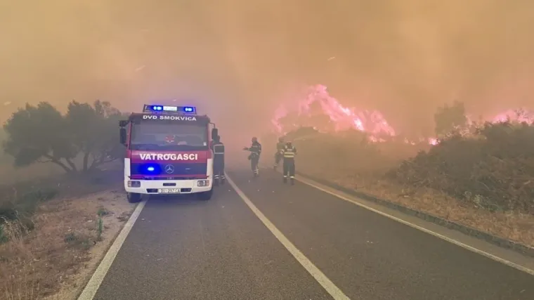 Gori Korčula, vatrena stihija guta borovu &scaron;umu: 'Pred nama je zahtjevna i neizvjesna noć'